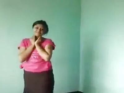 ಲ್ಯಾಟಿನ್ ಮಗು ಕಾರಿನಲ್ಲಿ ಸಿಕ್ಕಿಕೊಂಡಿತು