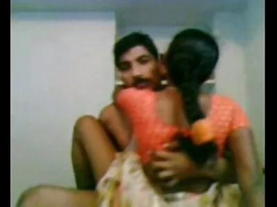 ಹಾಟ್ ಶ್ಯಾಮಲೆ ಕಿಂಕಿ ಲೈಂಗಿಕ ಸಾಹಸಗಳನ್ನು ಹೊಂದಿದೆ