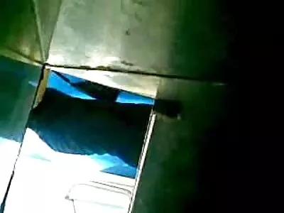 ಟ್ಯಾಟೂ ಹಾಕಿದ ಹೊಂಬಣ್ಣ ಹೀರುವಾಗ ಮಂಡಿಯೂರಿದೆ