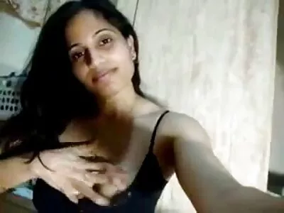 ಲೆನಾ ಪೌಲ್ ತನ್ನ ಕೂದಲುಳ್ಳ ಮಫ್ ಅನ್ನು ಫಕ್ ಮಾಡಿದಳು