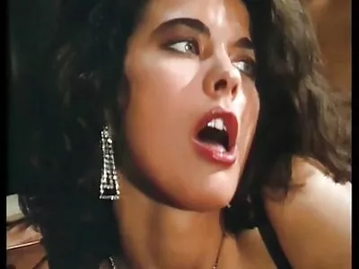 ಹೊಂಬಣ್ಣದ ಮಹಿಳೆ ಹಿಂದಿನಿಂದ ಹೊಡೆದಳು